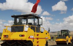 裝載機在內蒙古露天煤礦施工